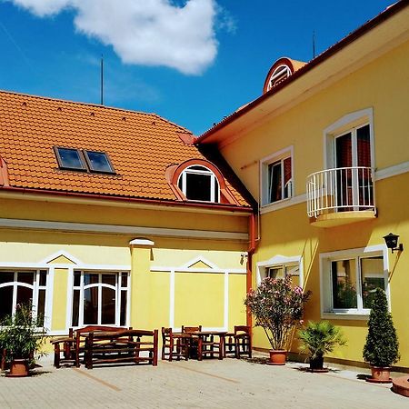 Hotel Sormester Сарваш Екстер'єр фото