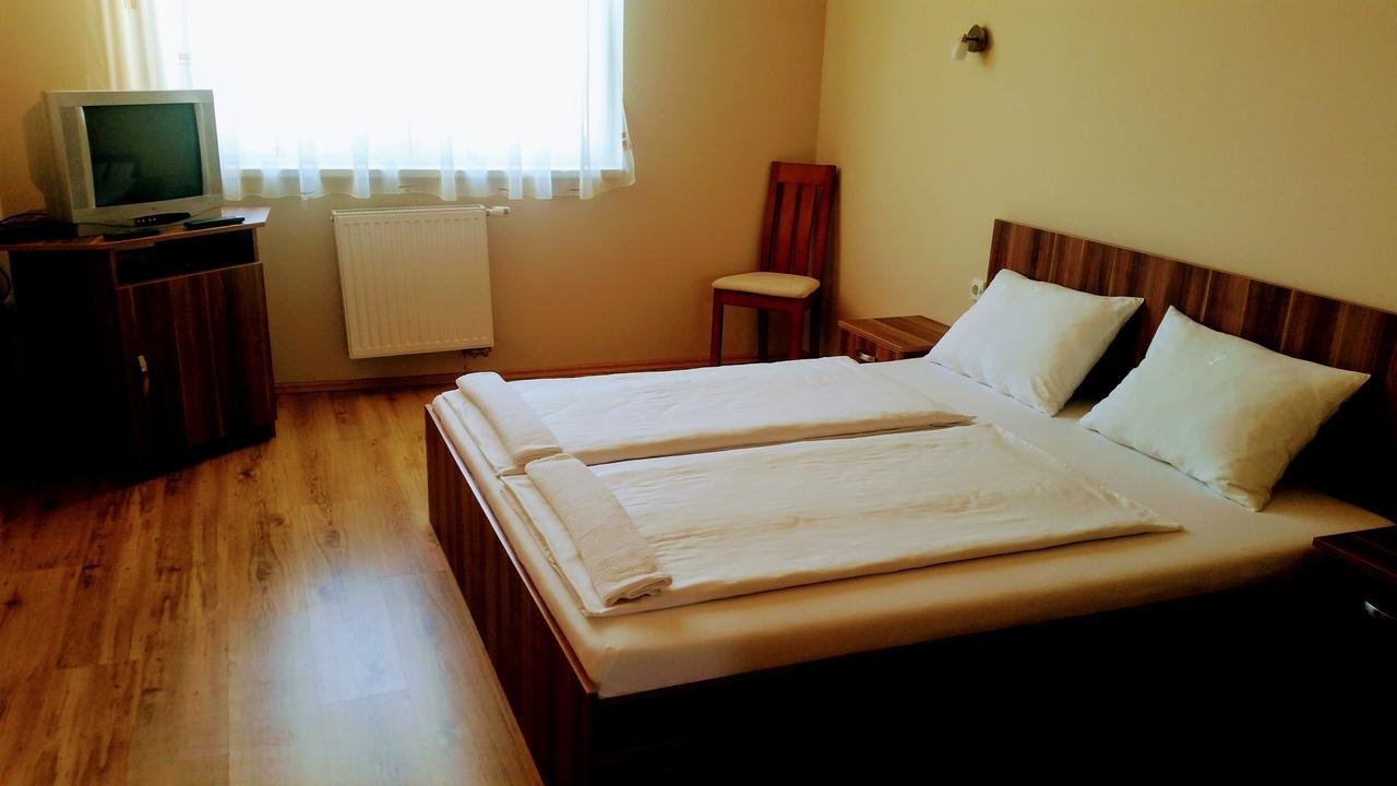 Hotel Sormester Сарваш Екстер'єр фото