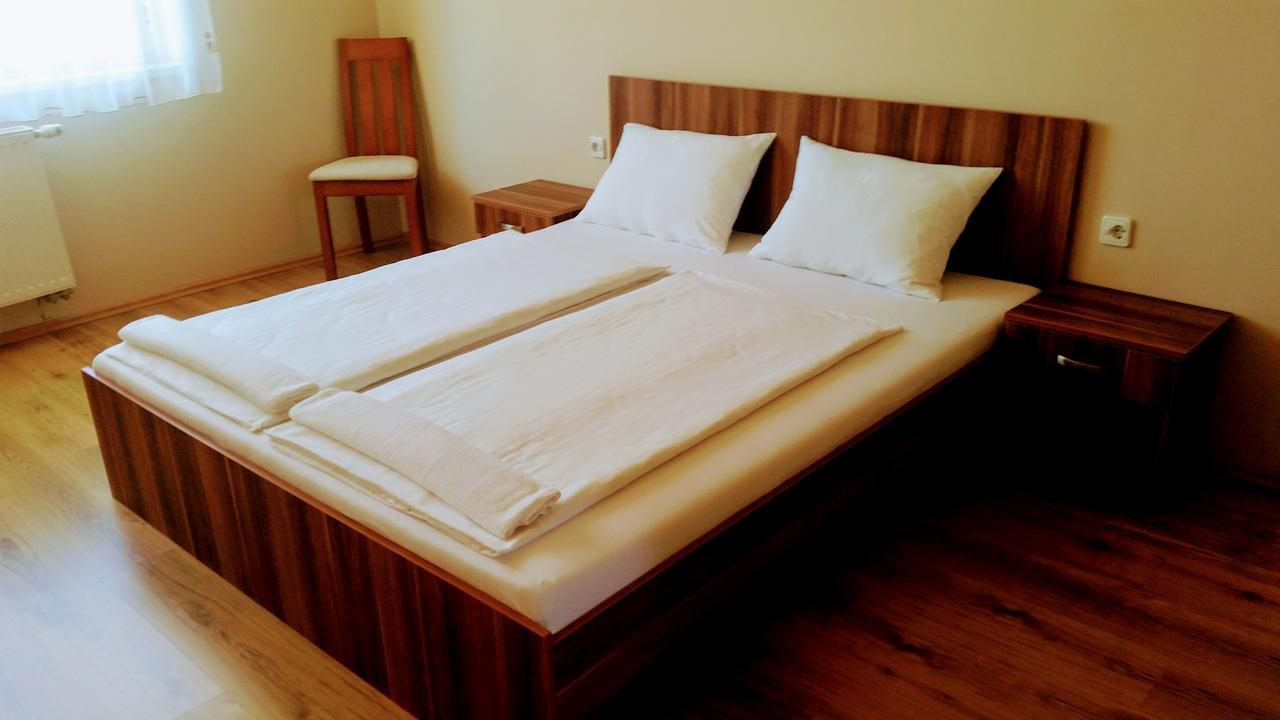 Hotel Sormester Сарваш Екстер'єр фото